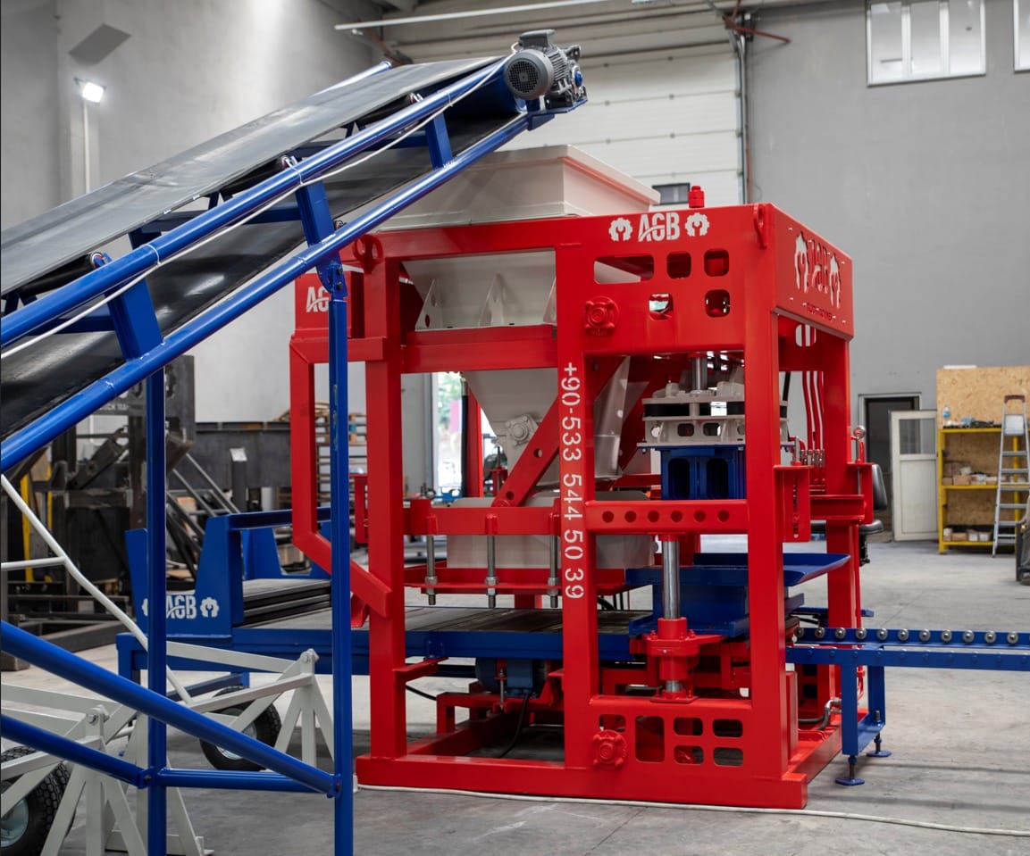 Machine fabrication de brique